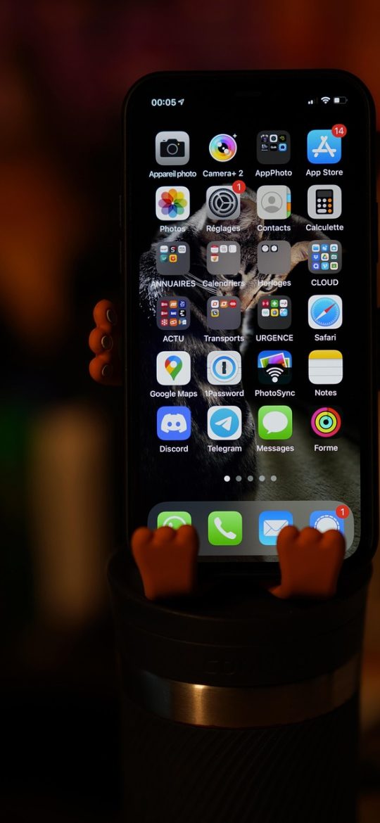画布 App 尺寸换算界面截图，深色背景上竖排输入框正在填写 50 与 70 两个数字，下方实时跳出裁布净尺寸结果，界面为等宽字体与细描边风格